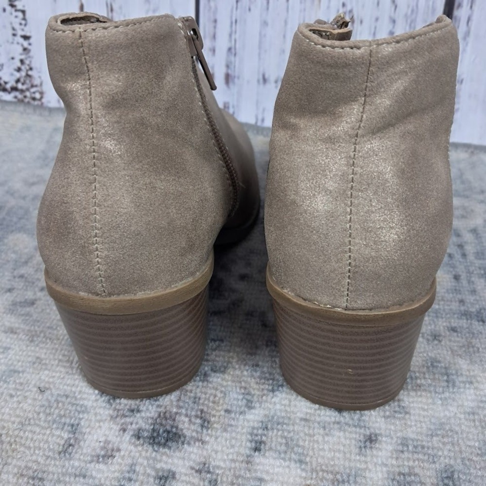 NWOT JELLYPOP 6.5 Kelly Beige Gold Glitter Ankle‎ Booties Faux Suede Wooden Heel - Picture 6 of 8
